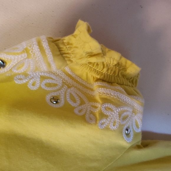 NWT Yellow & White Embellished & Embroidered Top Size Small Tee - Picture 8 of 10